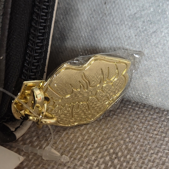 Luv Betsey By Betsey Johnson Panda Wallet NWT - Picture 4 of 12